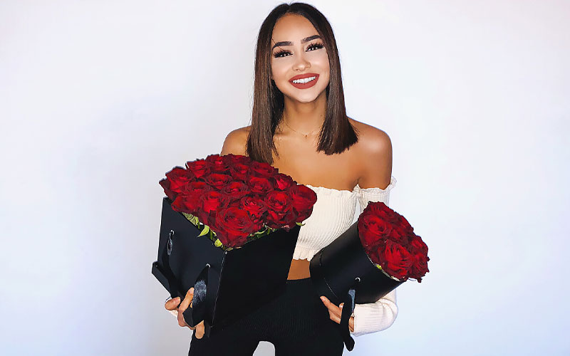 sugar baby with gifts from good sugar daddy